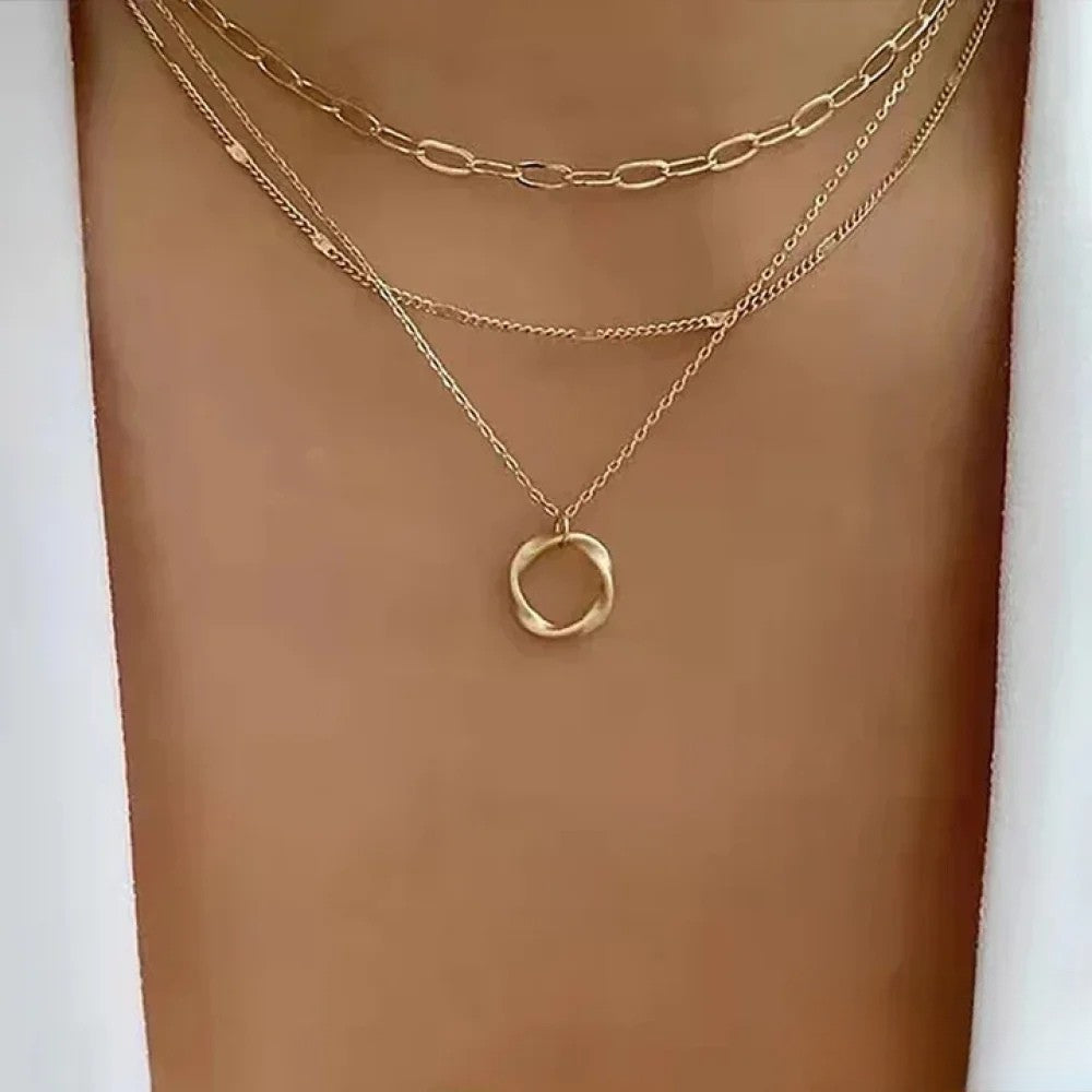 Collar retro dorado de capas