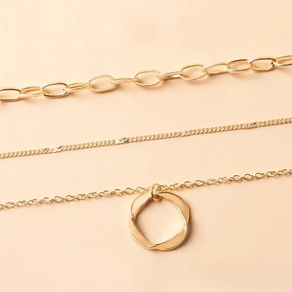 Collar retro dorado de capas