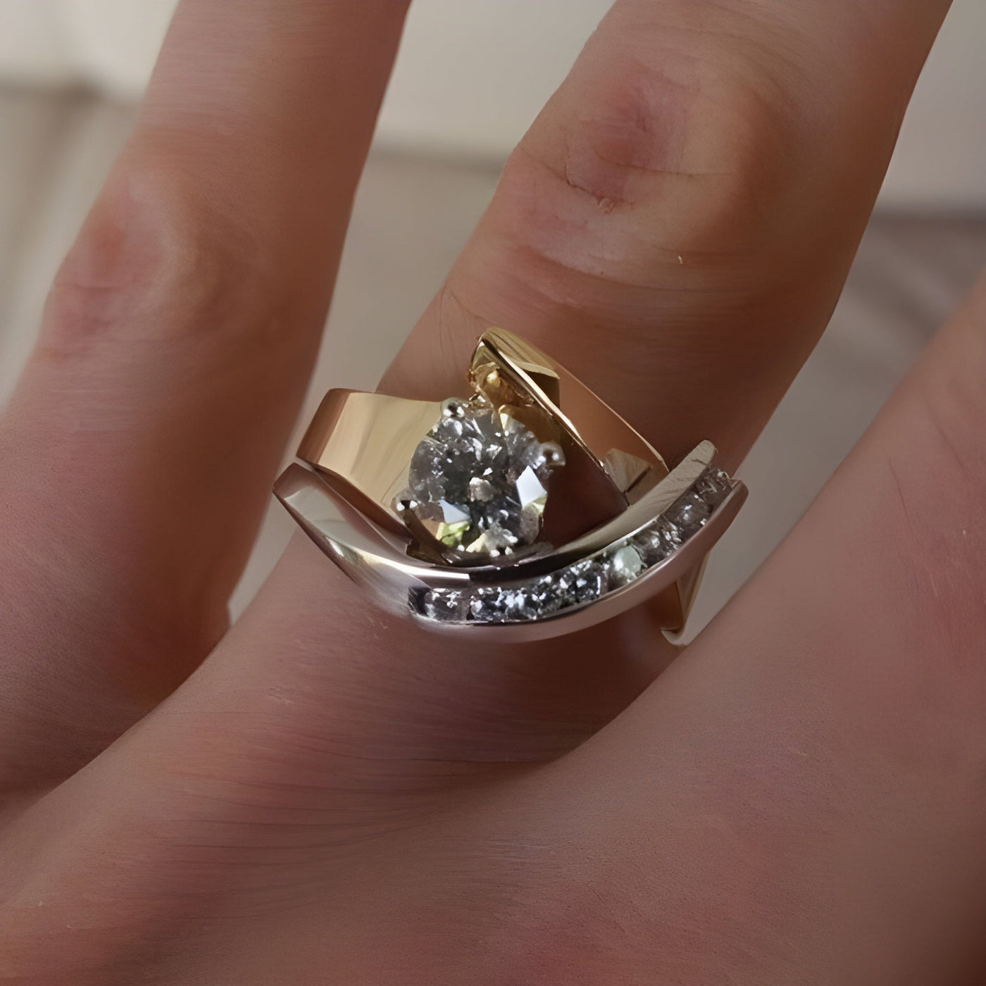 Anillo vintage de oro y plata con forma irregular y circonitas