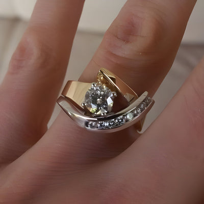 Anillo vintage de oro y plata con forma irregular y circonitas