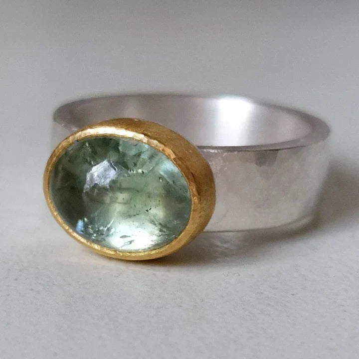 Anillo vintage verde con piedra redonda