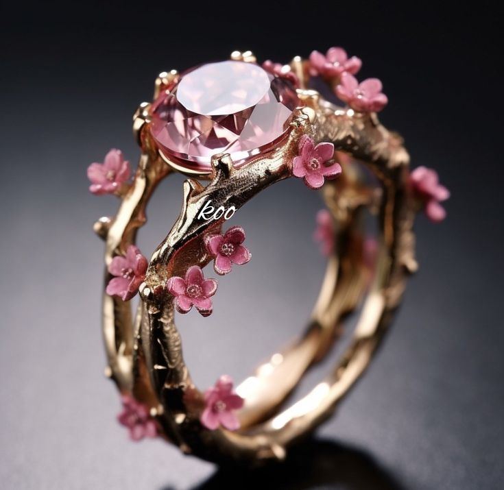 Anillo de oro con cristal rosa y pequeñas flores