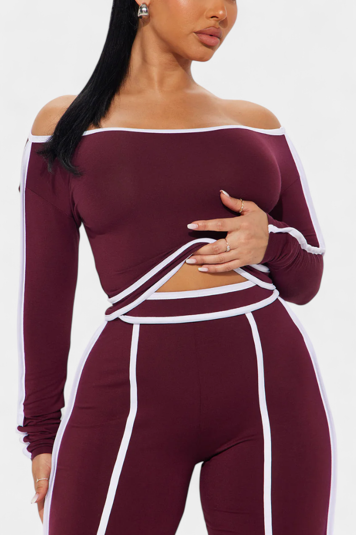 Conjunto Krystelle con hombros descubiertos y pantalones rectos