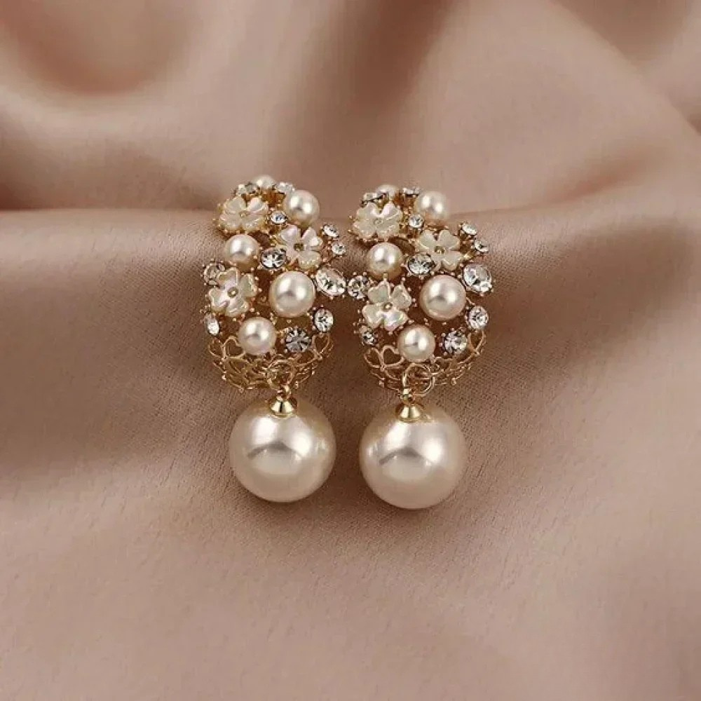 Elegantes pendientes de perlas con diseño floral